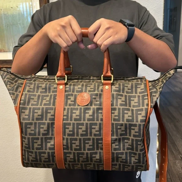 📌SOLD📌 Rare & Authentic Fendi travel bag - Picture 2 of 15
